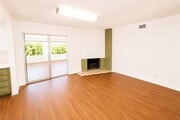 Photo - Large 6 Bedroom - Huge Yard - Students Welcome