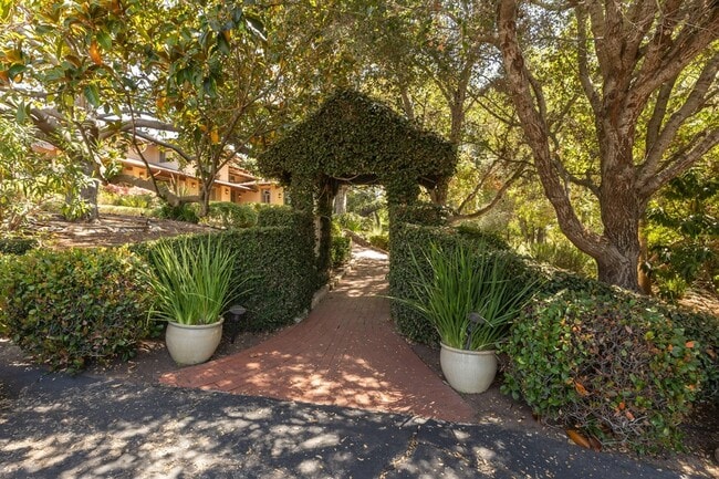 Photo - 375 Las Palmas Dr
