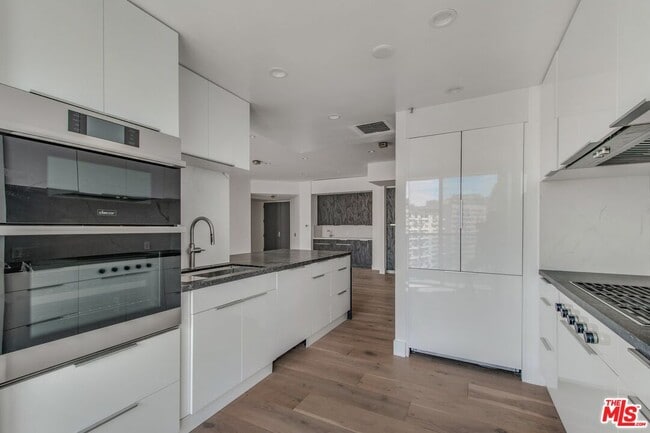 Building Photo - 10490 Wilshire Blvd Unit 1102