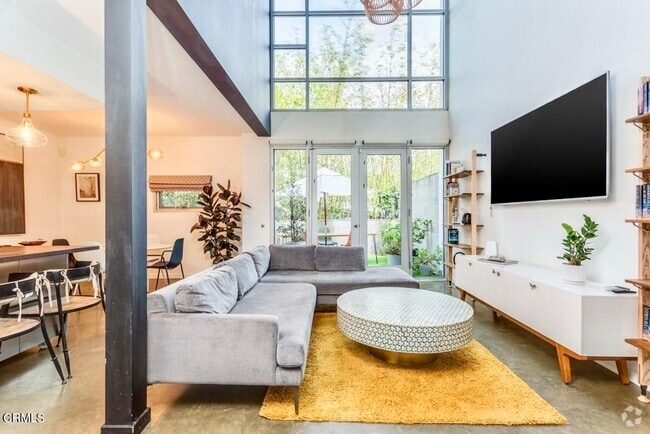 Building Photo - 4111 Sunset Blvd Rental