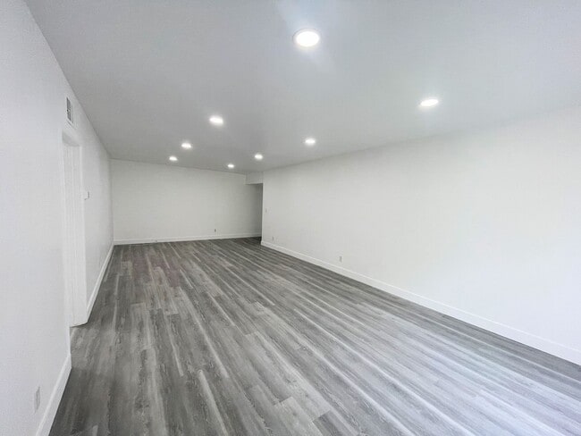 Photo - 1bd/1ba, Gorgeous, private unit with balcony, with parking in Sherman Oaks! Unit 207