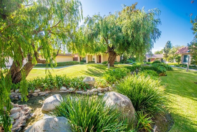 Building Photo - Charming 2 Bedroom, 2 and a half Bath Townhome in Huntington Beach!