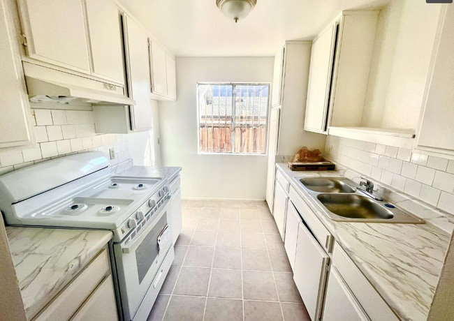 Building Photo - 1333 Bates Ave Unit 2