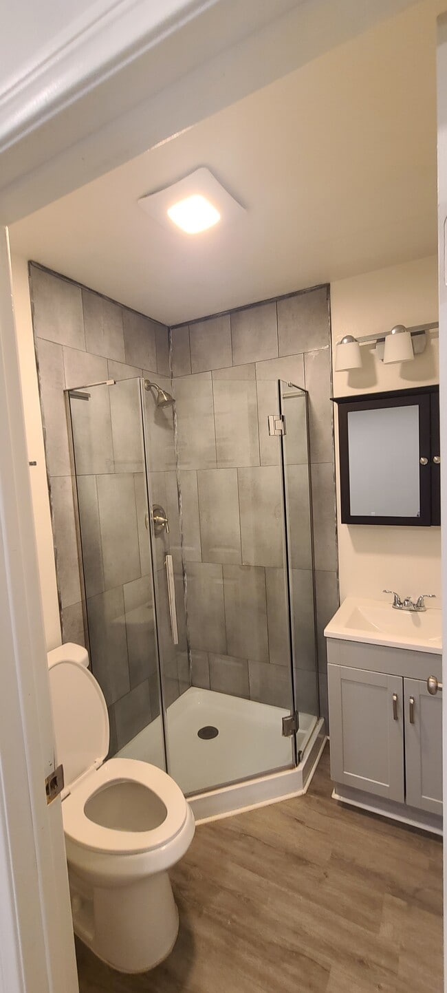 Bathroom - 909 Begonia St Unit 1
