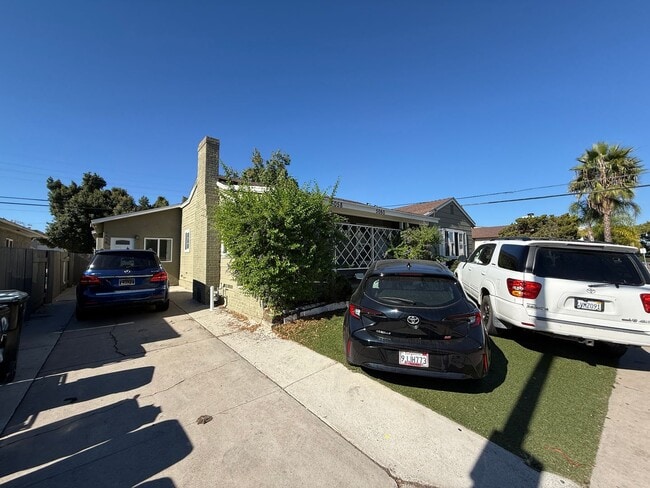 Photo - 7BD/4BA w/ Driveway Parking and Backyard!