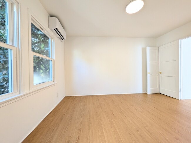 Building Photo - 1604 Silver Lake Blvd Unit 1