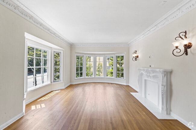 1BR, 1BA - 900SF - Livingroom - 1234-1240-N Crescent St Apartments