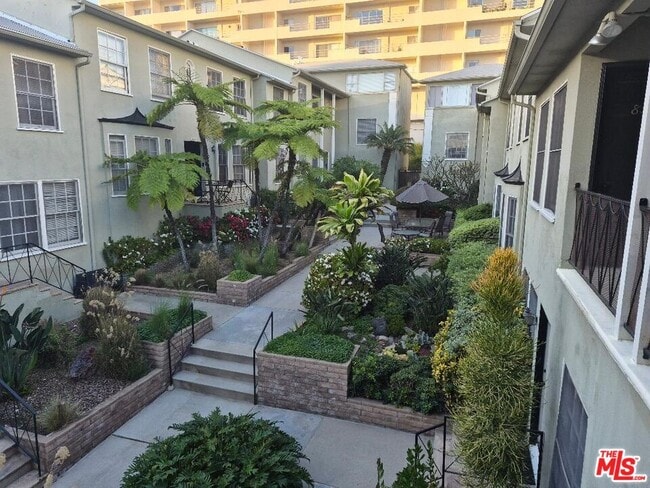 Building Photo - 8551 Holloway Dr Unit 8551-1/4