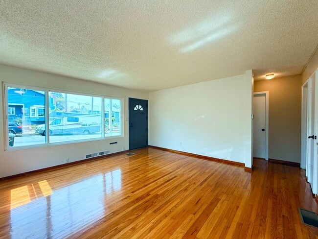 Photo - 4534 Muir Ave