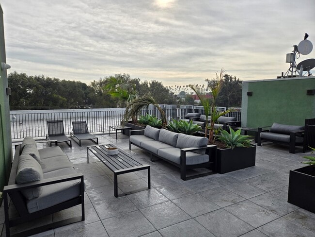 Building Photo - 4506 Dockweiler St Unit 304