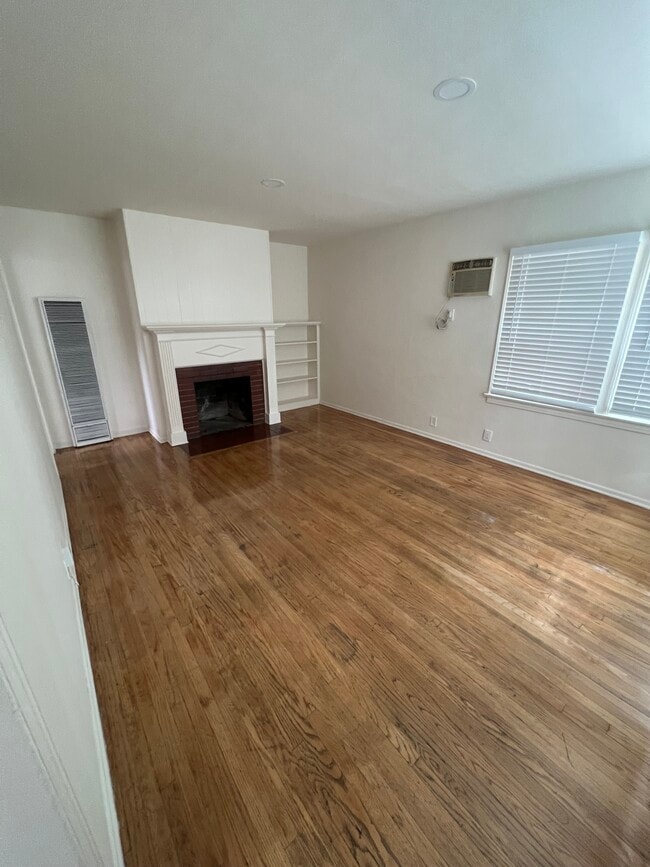 Building Photo - 6546 Hazeltine Ave Unit 6546