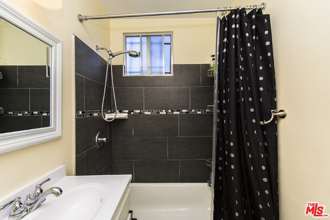 Photo - 921 W 83rd St