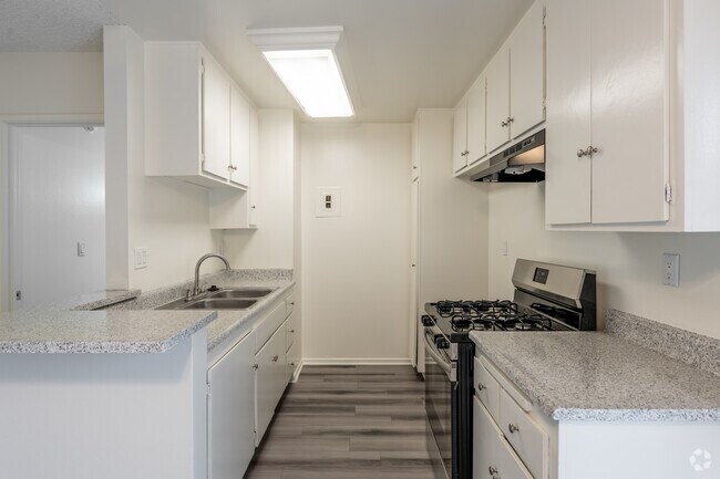 1BR, 1BA - 685SF - Kitchen - Village Meadows