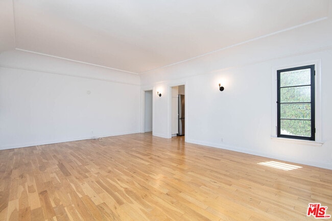 Photo - 1085 Cloverdale Ave Unit 1085