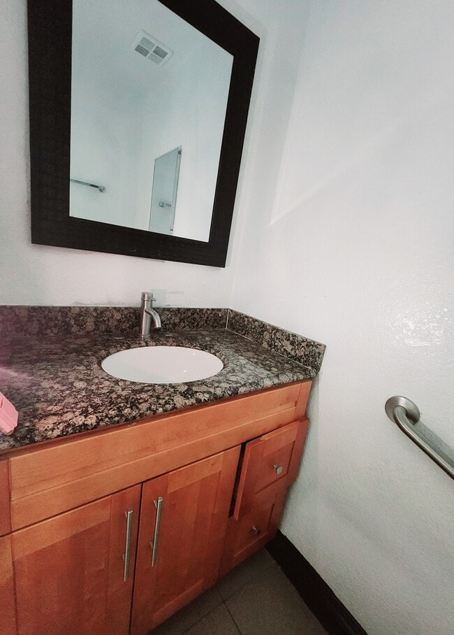 Photo - 2162 W Brownwood Ave Unit 2162 W Brownwood Ave Apt4