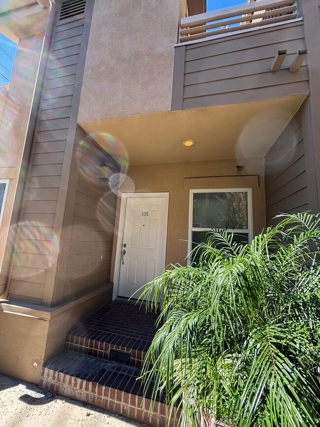 Building Photo - Remodeled 3 Bed 3 Bath Townhome for Rent in Glendale, CA