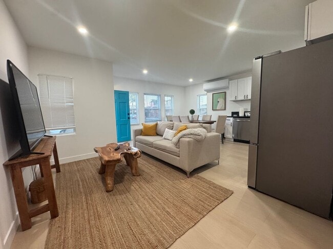 Photo - 2669 Clyde Ave