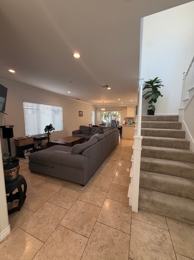 entrance (main floor) - 532 N Francisca Ave Unit B