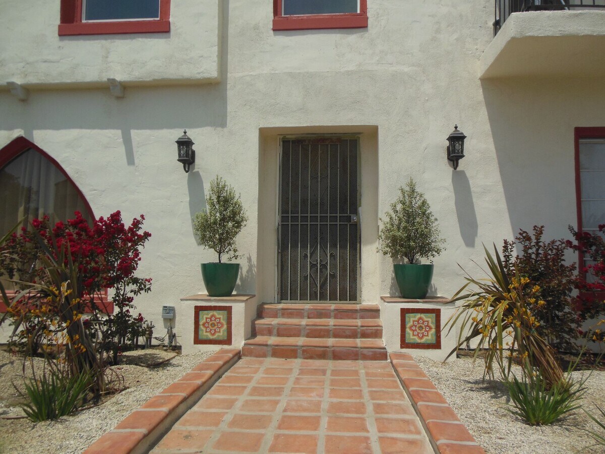 Photo - **Charming 3-Bedroom Unit in Prime Los Angeles Location – 3963 Halldale Avenue**