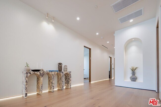 Photo - 4703 Saloma Ave