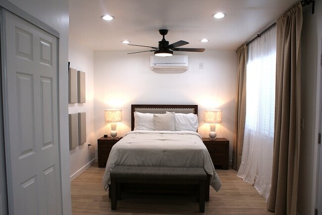 Building Photo - 7065 Aura Ave Unit Cozy Studio