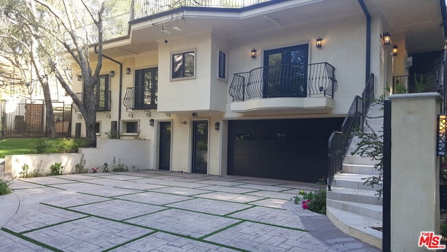 Building Photo - 1020 Moraga Dr