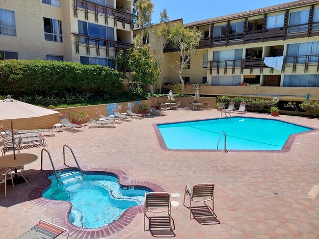 Building Photo - 5600 Kensington Way Unit 102