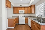 3BR, 3BA - 1421SF - Kitchen - Sandra Manor Management Group