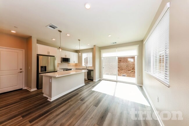 Photo - 662 Susanne St