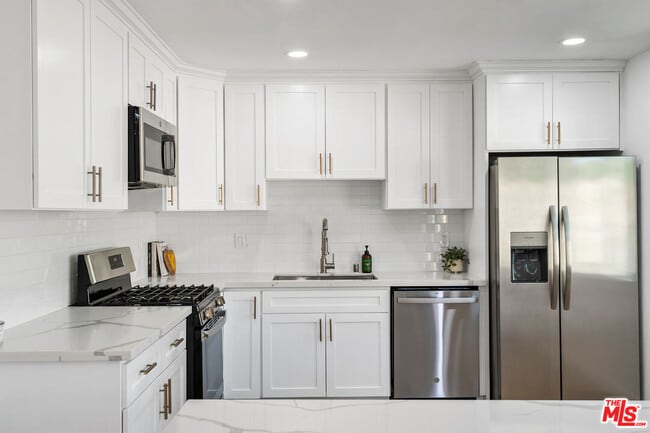 Building Photo - 733 Hayworth Ave Unit 2