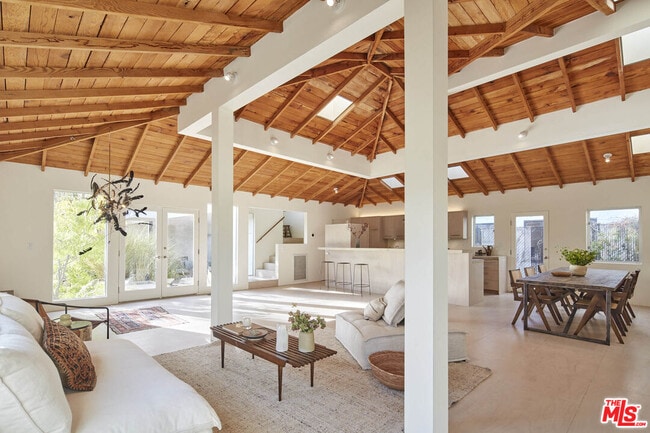 Building Photo - 703 Palms Blvd