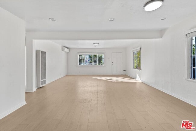 Photo - 1128 Irolo St