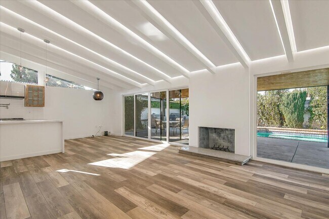 Photo - 6513 Corbin Ave