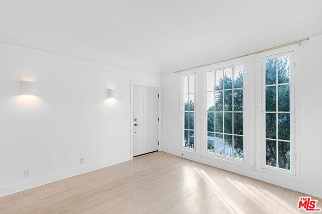 Photo - 854 Hyperion Ave