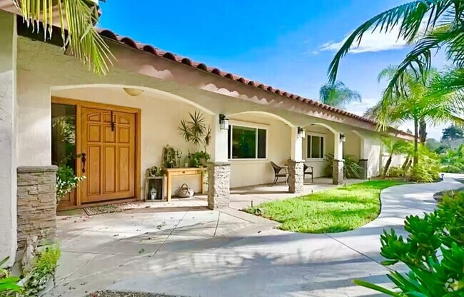 Building Photo - Amazing Location & Sprawling Country Livin... Rental
