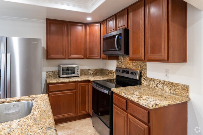 1,175SF - 3BR, 2BA - Furnished Corporate Housing Townhome