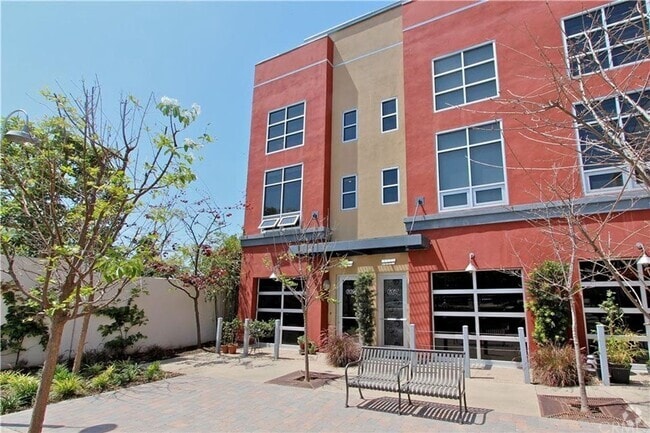 Building Photo - Live & Work Industrial Art Loft with Two C...