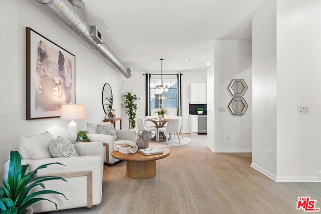 Building Photo - 5350 Playa Vista Dr