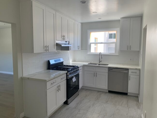 Photo - 414 E Stocker St Apartments Unit 414 12