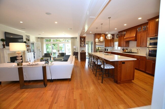 Building Photo - Charming Vacation Home, Furnished 4Bd/3.5Ba Home