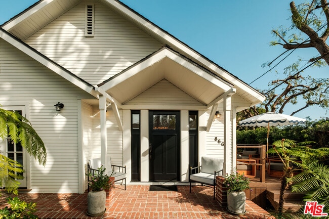 Photo - 866 N Doheny Dr