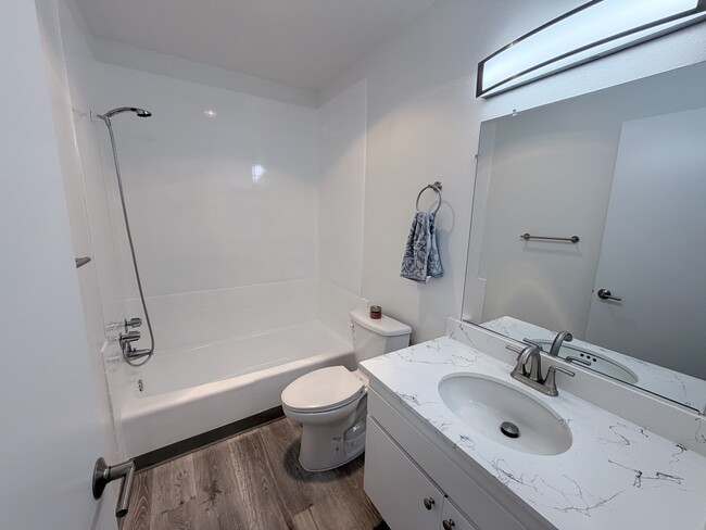 Plan A: 1st bathroom - Anza Victoria Apartments
