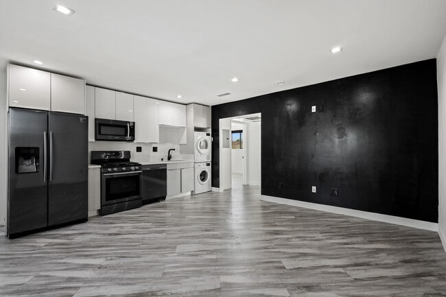 UNIT 5 - AVAILABLE NOW - 955 N. Oxford Ave.
