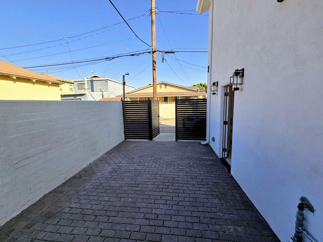 Photo - 11015 Califa St