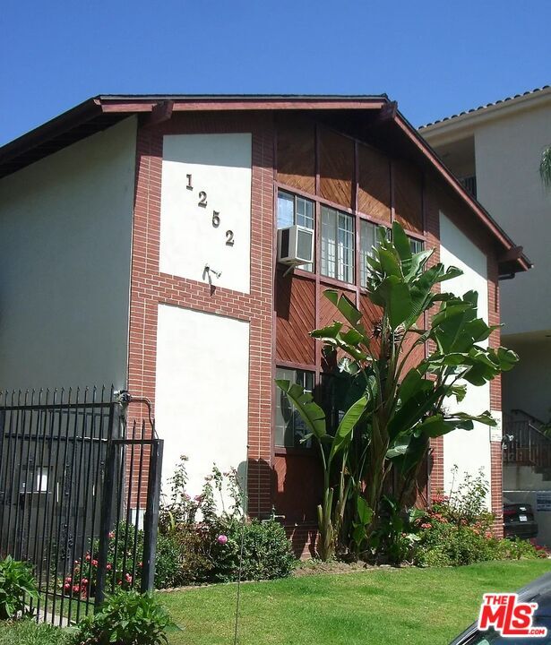 Building Photo - 1252 Barry Ave Unit 6