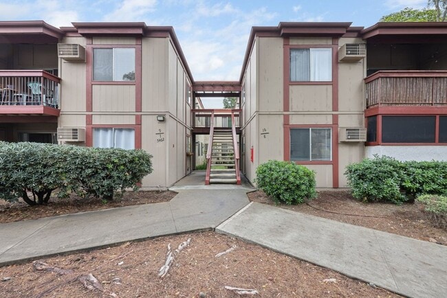 Building Photo - 5462 Adobe Falls Rd Unit 8