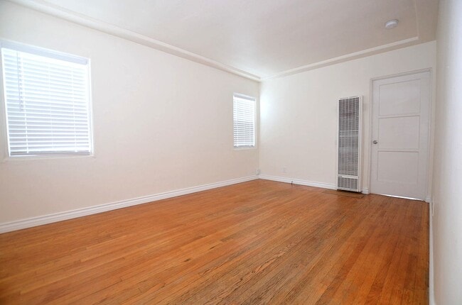 Photo - 1Bd/1Ba Home, large back yard. 1 Car garage.