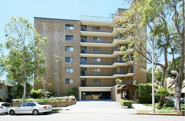 Building Photo - 10966 Rochester Ave Unit 6B
