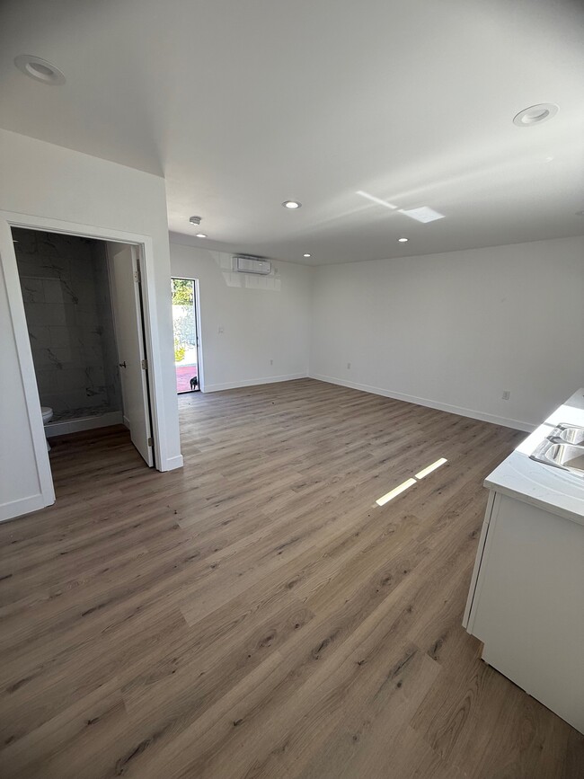 Building Photo - 7533 Vineland Ave Unit 10
