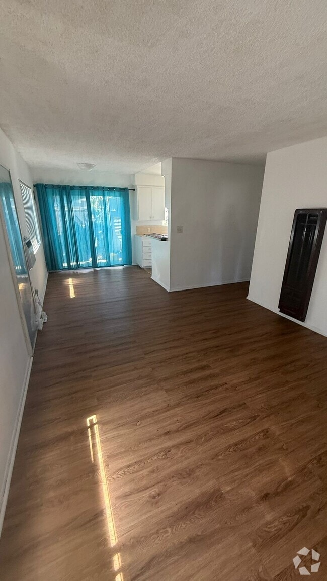 Building Photo - 651 E Italia St Rental